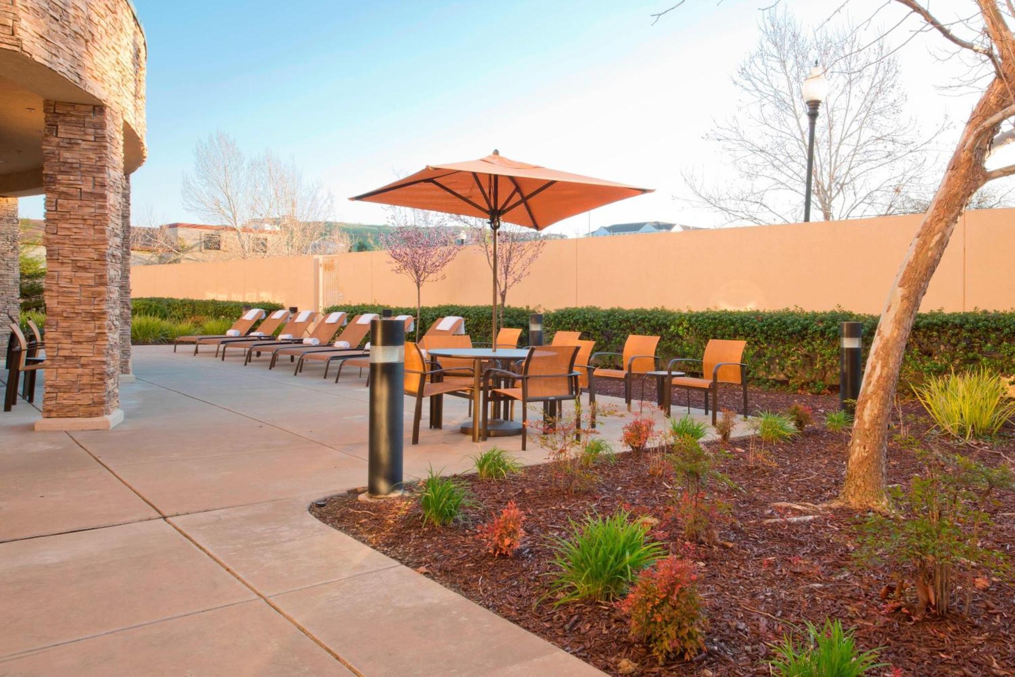 Courtyard By Marriott Sacramento Folsom Hotel Buitenkant foto